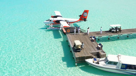 游客下车在码头上的水上飞机