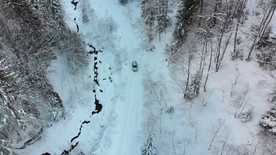 雪地行驶的汽车