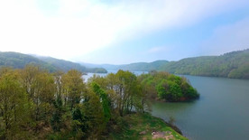 飞越平静的湖面