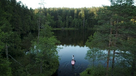 桨板上的女人在湖中