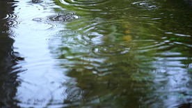 小河滴水下雨视频