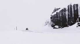 汽车经过积雪覆盖的山丘