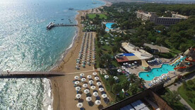 豪华度假胜地海边游泳