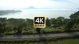 航拍山路上的自行车运动员车队