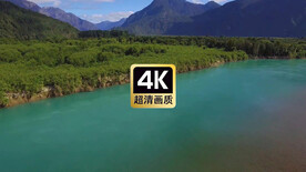 航拍森林河上的游船