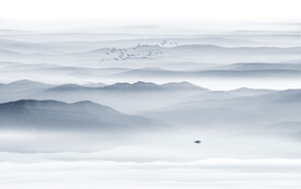 蓝色大气水墨山水画