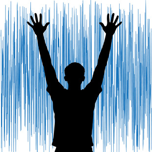 高举双手的人物剪影