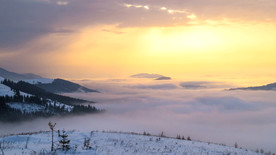 有雾的早晨雪山