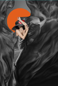 现代北欧风黑色长裙美女玄关装饰