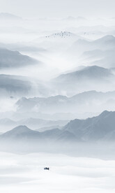 竖幅水墨画