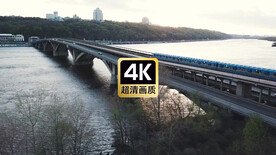 城市桥面上行驶的车流