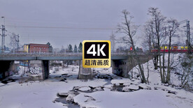 冬季火车缓缓经过桥面