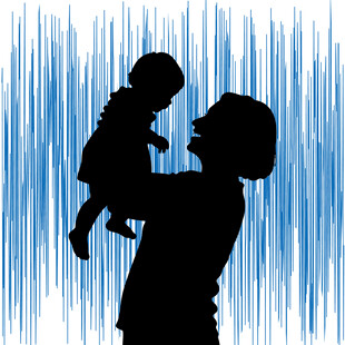 母亲举高孩子的温馨剪影