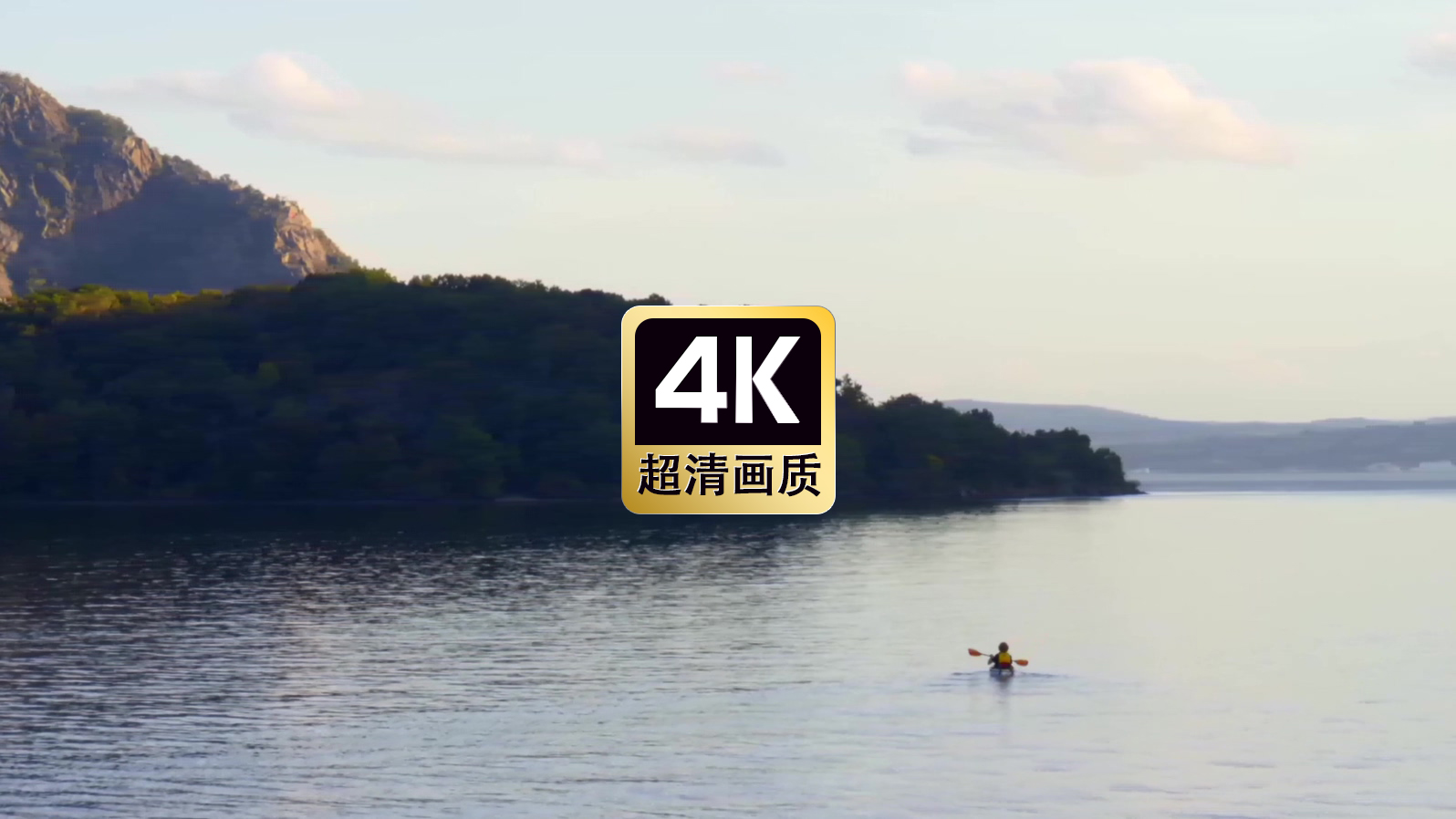 海边皮划艇游玩的人