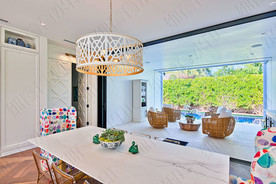 门窗 别墅 阳光房 沙发 桌子