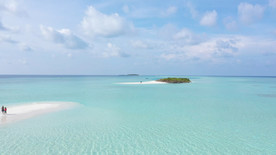 清澈的海水和一个热带岛屿