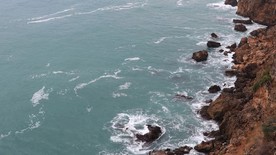 海浪冲刷海岸岩石