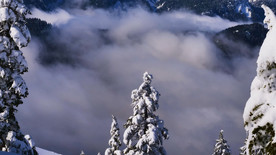 云随风移动山谷