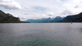 湖泊和山脉的景观