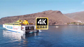 海面上缓缓开动的游船