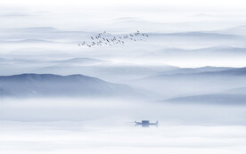 中式水墨山水图