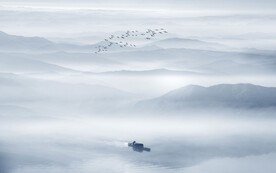 中式意境水墨山水画