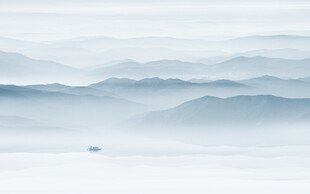 中式意境水墨山水画