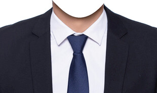 男深色领带西装