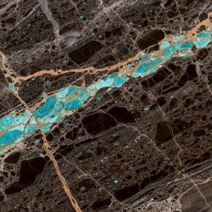 城市中蜿蜒的蓝绿色水道