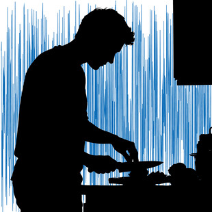 DJ在台前专注打碟